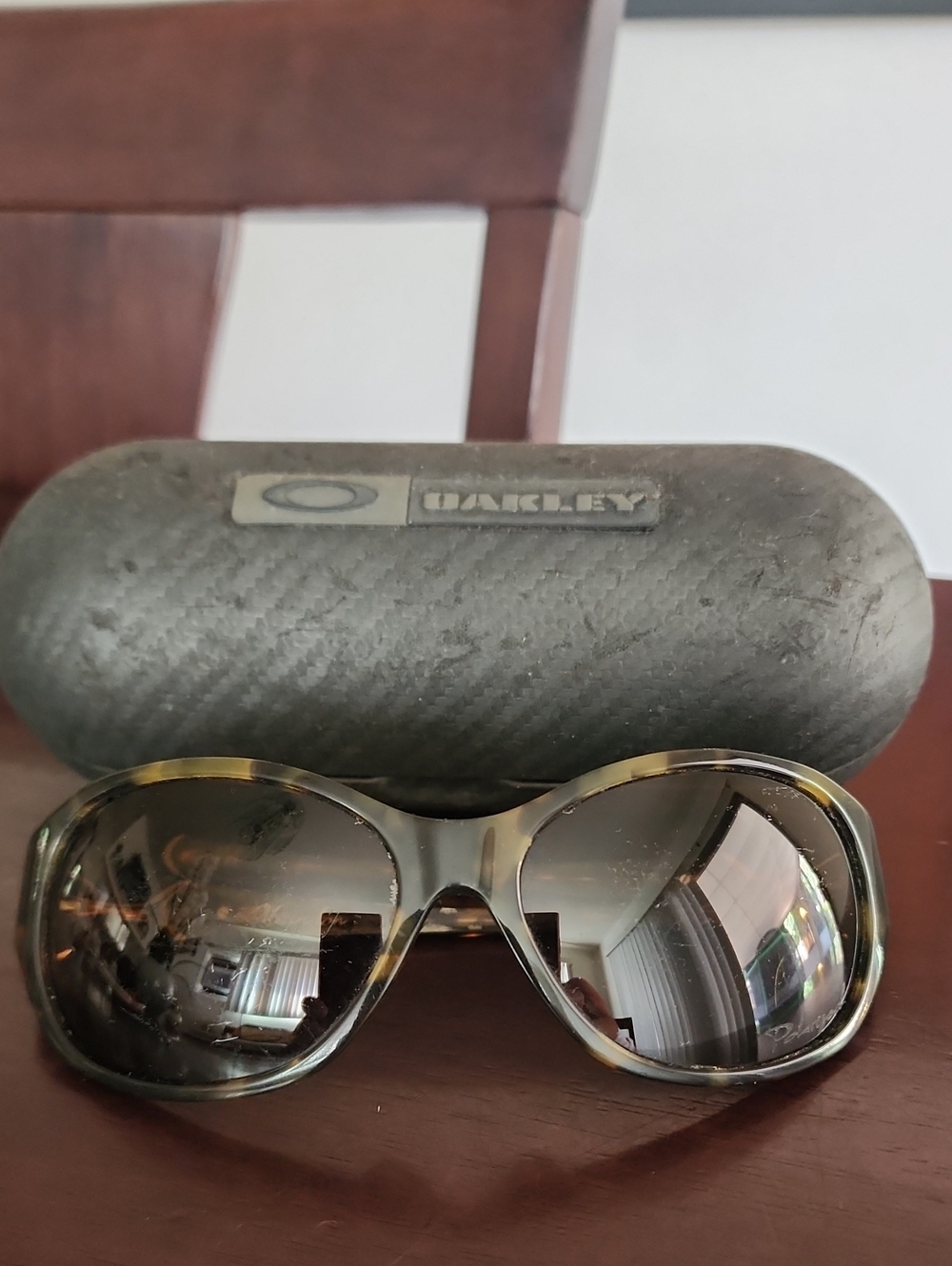 Oakley Women’s Tortoiseshell Frame Sunglasses with Brown Gradient Lenses